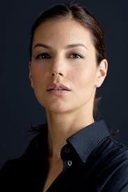 Profile picture of Defne Kayalar who plays Dr. Peri Aksoy